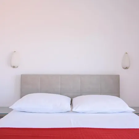 A1-apt W Shared Pool & Balcony Next To The *