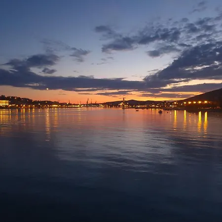 A1-apt W Shared Pool & Balcony Next To The *