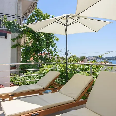 A1-apt W Shared Pool & Balcony Next To The Apartman Trogir