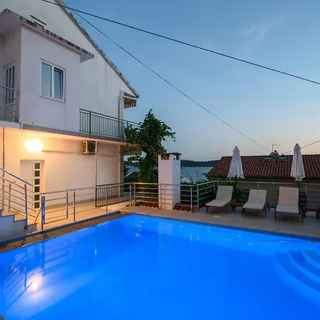 A1-apt W Shared Pool & Balcony Next To The Apartman Trogir