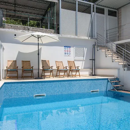A1-apt W Shared Pool & Balcony Next To The Traù