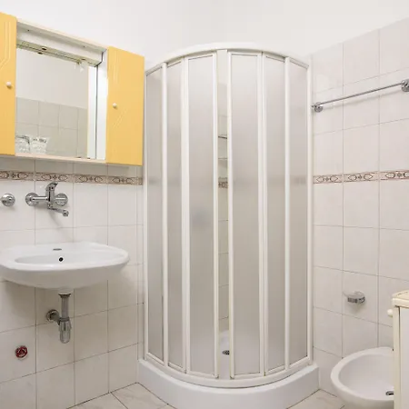 A1-apt W Shared Pool & Balcony Next To The Traù