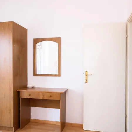 A1-apt W Shared Pool & Balcony Next To The Трогир