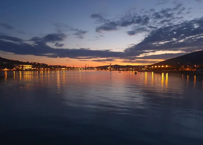 A1-apt W Shared Pool & Balcony Next To The *