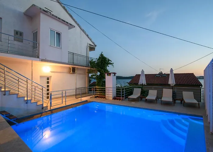 A1-apt W Shared Pool & Balcony Next To The Apartman Trogir