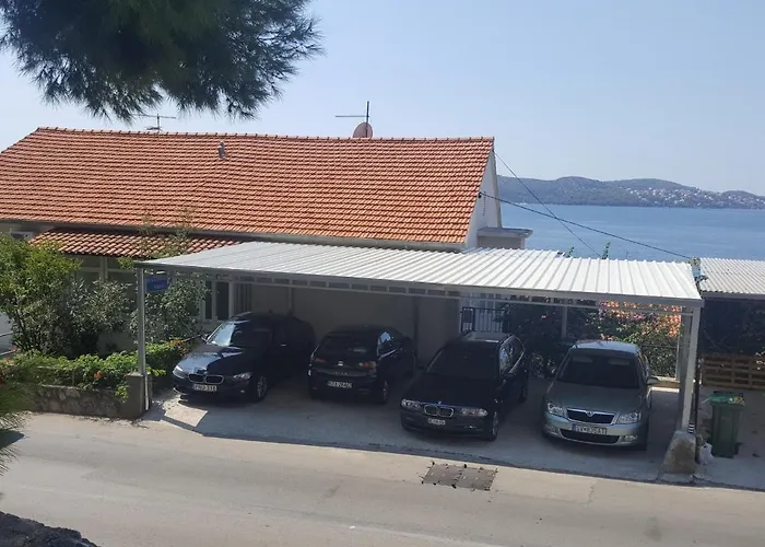 A1-apt W Shared Pool & Balcony Next To The アパート *