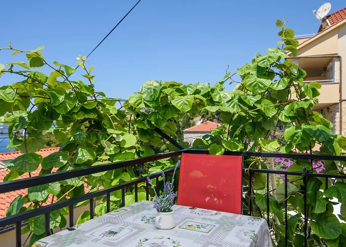 A1-apt W Shared Pool & Balcony Next To The *