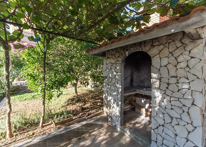 A1-apt W Shared Pool & Balcony Next To The * Trogir