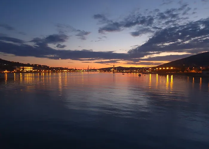 A1-apt W Shared Pool & Balcony Next To The アパート *