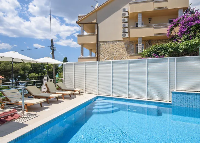 A1-apt W Shared Pool & Balcony Next To The * トロギール