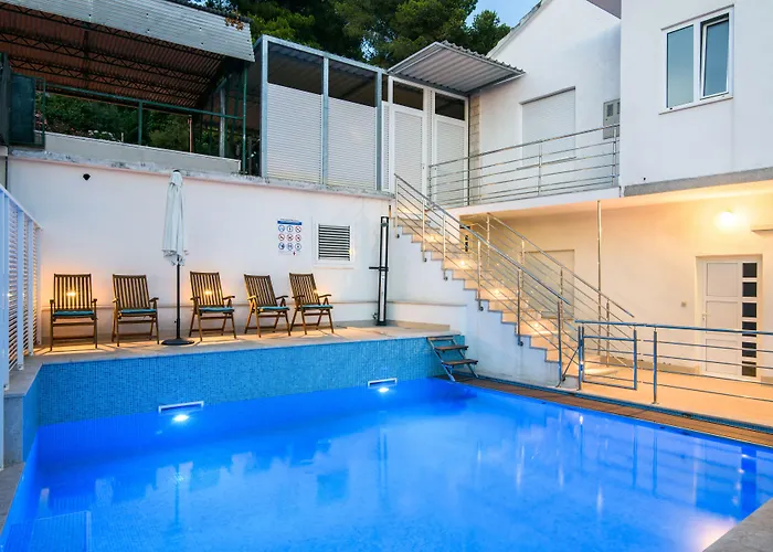 A1-apt W Shared Pool & Balcony Next To The * トロギール