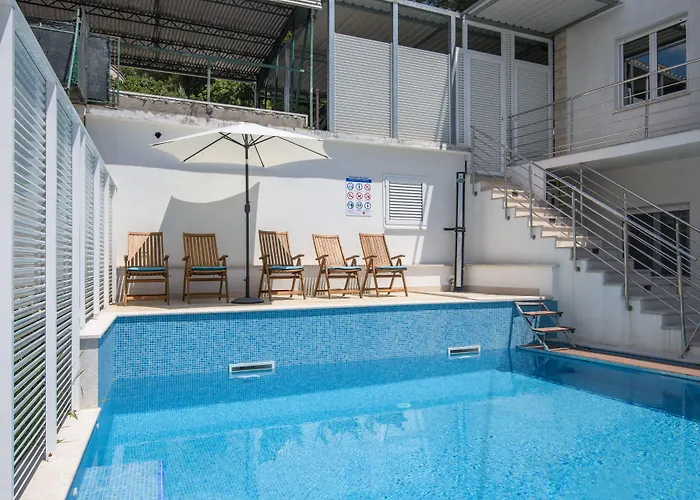 A1-apt W Shared Pool & Balcony Next To The トロギール