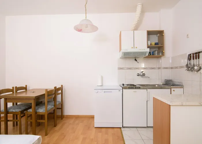 A1-apt W Shared Pool & Balcony Next To The アパート *