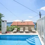 A1-apt W Shared Pool & Balcony Next To The شقة