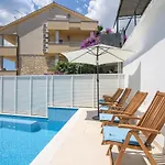 A1-apt W Shared Pool & Balcony Next To The تروغير