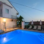 A1-apt W Shared Pool & Balcony Next To The شقة تروغير