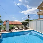 شقة A1-apt W Shared Pool & Balcony Next To The تروغير