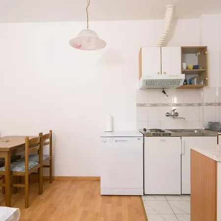 A1-apt W Shared Pool & Balcony Next To The Apartman