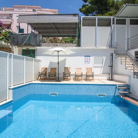 A1-apt W Shared Pool & Balcony Next To The Appartement *