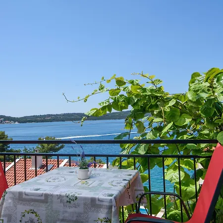 A1-apt W Shared Pool & Balcony Next To The Apartman Trogir