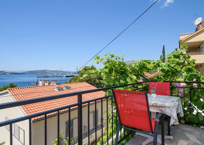 Appartement A1-apt W Shared Pool & Balcony Next To The Trogir