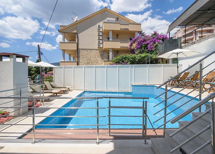 A1-apt W Shared Pool & Balcony Next To The Appartement Trogir