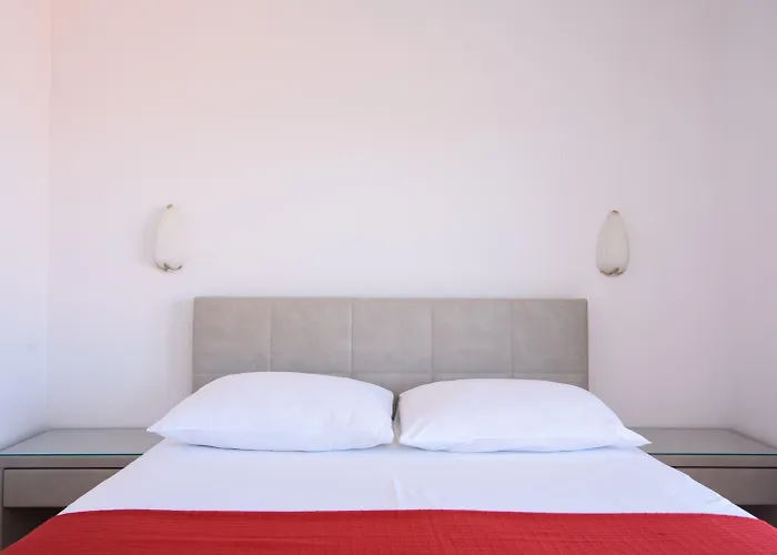 A1-apt W Shared Pool & Balcony Next To The *