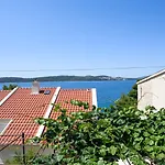 A1-apt W Shared Pool & Balcony Next To The * 트로기르