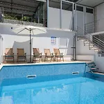 A1-apt W Shared Pool & Balcony Next To The 트로기르