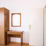 A1-apt W Shared Pool & Balcony Next To The 트로기르