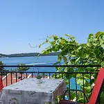 A1-apt W Shared Pool & Balcony Next To The 아파트 트로기르