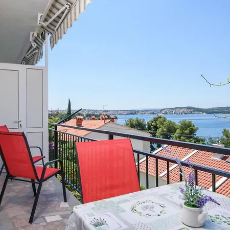 A1-apt W Shared Pool & Balcony Next To The تروغير