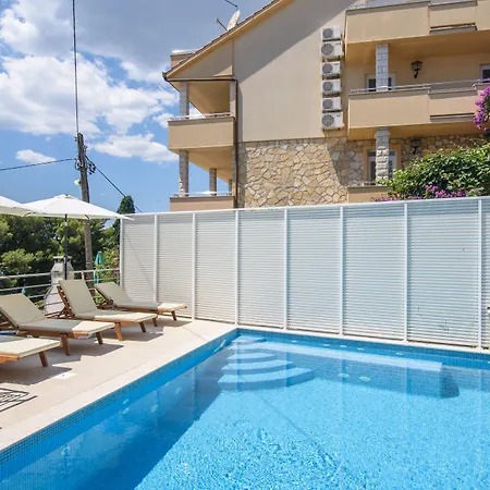 A1-apt W Shared Pool & Balcony Next To The * 트로기르