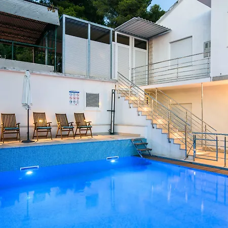 A1-apt W Shared Pool & Balcony Next To The * 트로기르