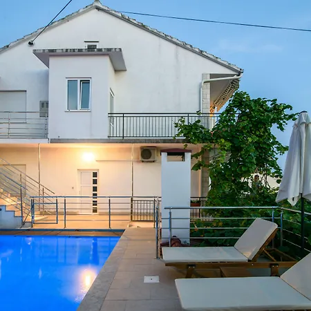 A1-apt W Shared Pool & Balcony Next To The * 트로기르