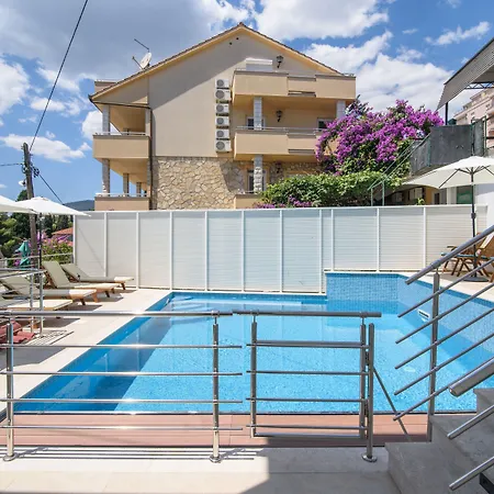 A1-apt W Shared Pool & Balcony Next To The 아파트 트로기르